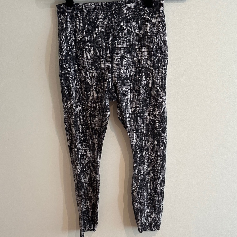 lululemon 
InStill High-Rise Tight 25"
ColourLino Slide Alpine White Black
Size8